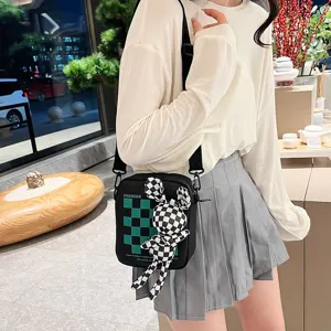 Bolso bandolera de estilo japonés con detalle de mascota de muñeco conejo a cuadros
