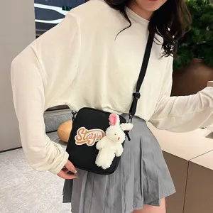 Bolso bandolera negro de estilo japonés con conejo de peluche y parche Stayin