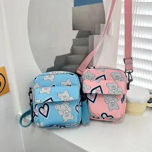 Pareja de bonitos bolsos bandolera de nailon azul y rosa con dibujos de osos y corazones