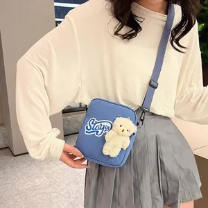 Bolso bandolera azul de nailon con adorno de oso de peluche, estilo casual para cada día.