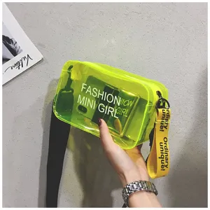 Detailopname van een neongeel transparant mini-gelei tasje met Fashion Mini Girl tekst