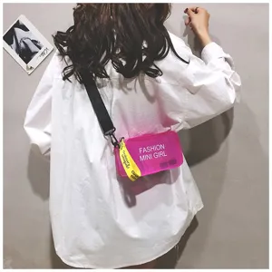 Detail van een roze transparante jelly crossbodytas gedragen door een model in shirt.