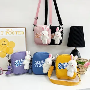 Bolsos bandolera de estilo japonés en varios colores con colgantes de conejo de peluche