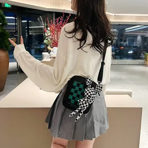 Encantador bolso bandolera negro a cuadros estilo japonés con muñeco de conejo