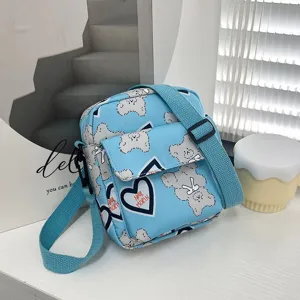 Lindo bolso bandolera de nailon azul claro con osito y corazones para niñas.