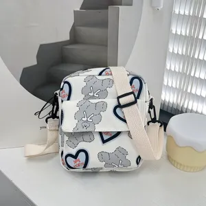 Detalle del lindo estampado de oso y corazón en un bolso bandolera de nylon para mujer