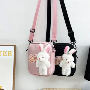 Bolsos de hombro de peluche de conejo estilo japonés en rosa y negro para niñas.