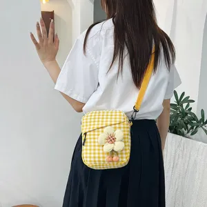 Pequeño bolso bandolera de cuadros amarillos con decoración de flor crema para mujer