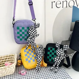 Bolsos de cuadros estilo japonés con lindos peluches de conejo en un entorno de estilo dulce.