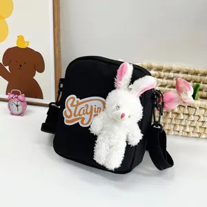 Encantador bolso bandolera de lona negra con un lindo conejo de peluche en 3D blanco