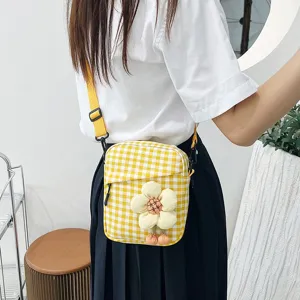 Bolso bandolera pequeño a cuadros amarillos con linda decoración de flores en modelo