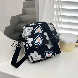 Bolso bandolera de nailon con estampado de osos y corazones para niñas.