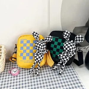 Vista detallada de bolsos bandolera de cuadros japoneses con lindos muñecos de conejo