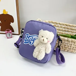 Lindo bolso bandolera de nailon morado con decoración de oso de peluche blanco para niñas