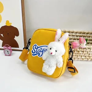 Bolso bandolera amarillo de dibujos con detalle de un lindo conejo de peluche blanco