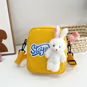 Vista detallada de un bolso bandolera amarillo estilo japonés con un lindo conejo