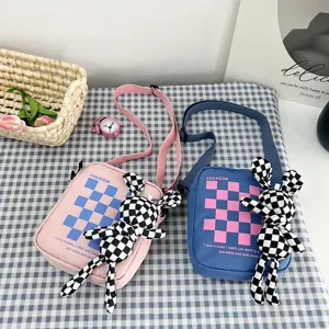 Bolso bandolera japonés de lona con muñeca conejo a cuadros y estampado.