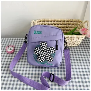 Bolso bandolera de lona violeta con decoración de flores a cuadros en estilo de vida