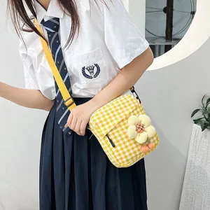 Mini bolso bandolera de cuadros amarillos con dije de flor de peluche y uniforme escolar