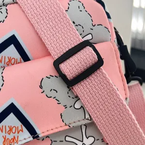 Detalle macro de la tela de nailon duradera y el estampado de oso en bolso rosa