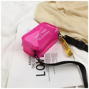 Detailopname van een roze transparante mini-gelei-tas met een zwarte schouderriem