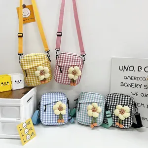 Mini bolsos bandolera de cuadros con adornos florales en varios colores brillantes