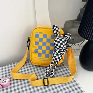 Lindo bolso bandolera amarillo a cuadros con detalle de muñeco de conejo a cuadros
