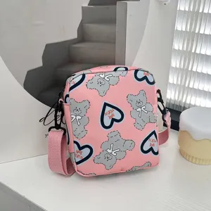 Bolso bandolera de nailon rosa con lindos estampados de osos y corazones en primer plano