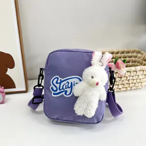Bolso bandolera morado de estilo japonés con un adorable colgante de peluche de conejo.
