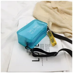 Detailweergave van transparante blauwe jelly mini crossbodytas met modieuze band