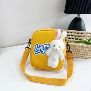 Primer plano de un bolso bandolera amarillo con conejo de estilo japonés y estampado Stayin