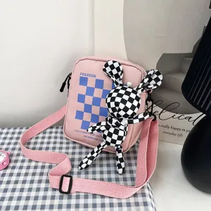 Bolso bandolera rosa con adorable muñeco de conejo a cuadros y estampado de rombos