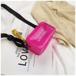 Close-up van stijlvolle roze doorschijnende jelly mini crossbodytas met modieuze print