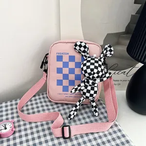 Bonito bolso bandolera rosa con muñeco conejo de cuadros y correa de hombro ajustable