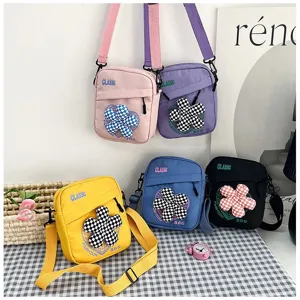 Vista detallada de bolsos bandolera de nailon estilo campus con flores de cuadros