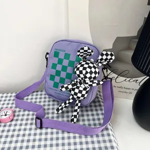 Bolso bandolera morado estilo japonés con cuadros verdes y colgante de conejo de peluche