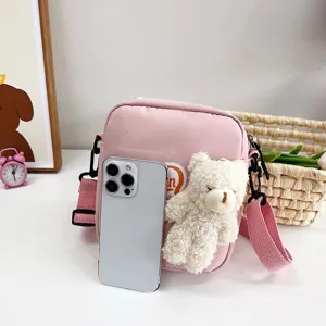 Bolso bandolera de nailon rosa con bonito peluche de oso blanco y correa ancha