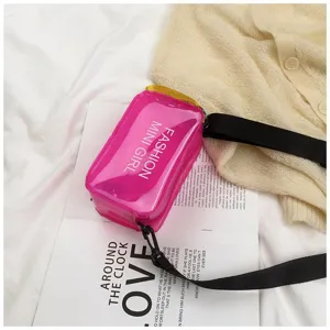 Detailweergave van een mini roze doorschijnende jelly crossbody tas op een tijdschrift.