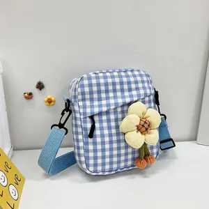 Mini bolso bandolera de cuadros azules y blancos con un gran adorno de flor amarilla