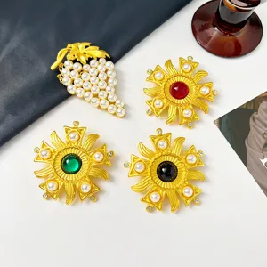 Vintage Brosche Europäischer Stil Glas Relief Für Damen Palast Retro Vergoldet Legierung Künstliche Perle Strass Anstecknadel Schmuck