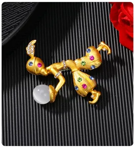 Detailopname van een vintage sultan tulband broche met diverse kleurrijke kristallen