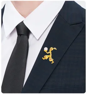 Gedetailleerd beeld van een vintage Sultan-broche met gekleurde strass en parel op pak.