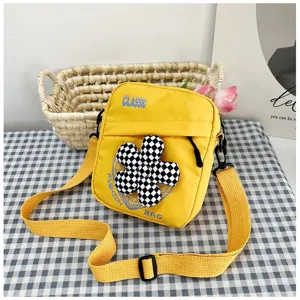 Linda bolsa bandolera de lona amarilla con adorno de flor a cuadros de estilo preppy