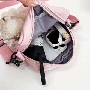 Vista detallada del interior del bolso de nailon rosa con espacio para el teléfono
