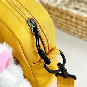 Detalle de bolso bandolera amarillo de conejo lindo con cremallera de metal negra y herrajes