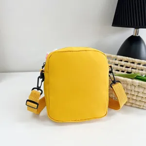 Vista trasera del lindo bolso bandolera amarillo pequeño con correa ajustable