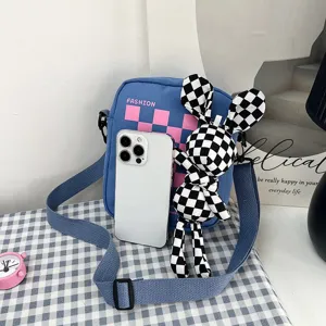 Bolso bandolera azul estilo japonés a cuadros con un lindo muñeco de conejo