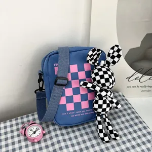 Bolso bandolera pequeño azul con cuadros rosas y muñeco de conejo a cuadros