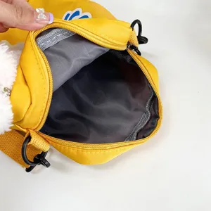 Vista interior del bolso bandolera de conejo amarillo con compartimento de malla negra