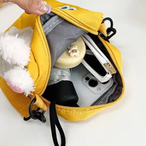 Detalle de la capacidad interna del lindo bolso bandolera amarillo de estilo japonés.